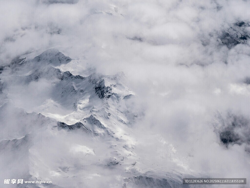 云雾缭绕的壮丽雪山