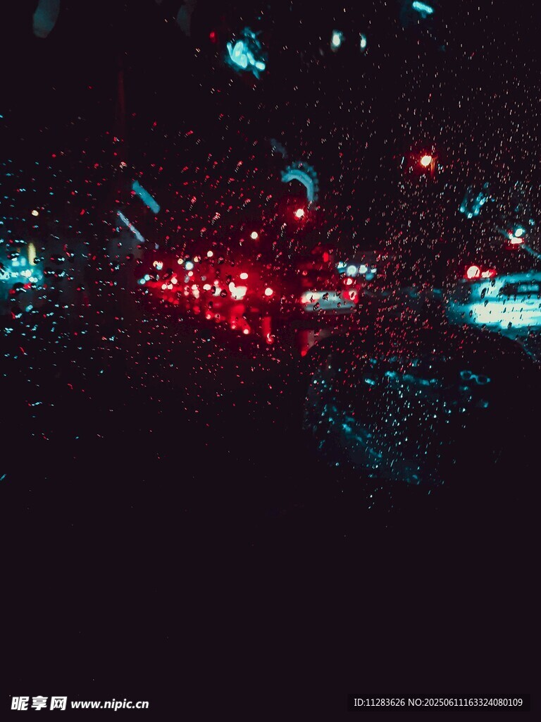 雨夜车窗下的城市灯光