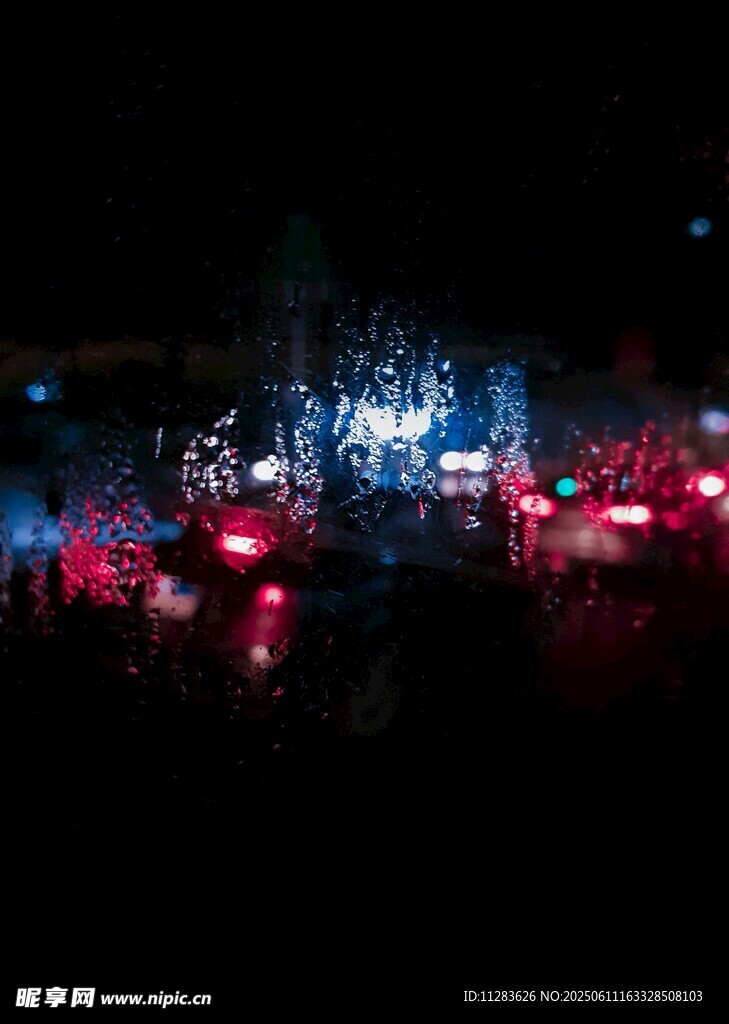夜晚窗户雨景