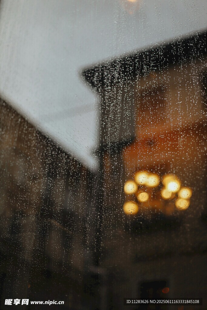 雨中透过窗户看暖灯景象