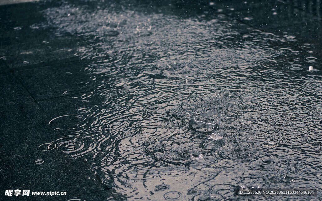 雨滴落水面泛起层层涟漪