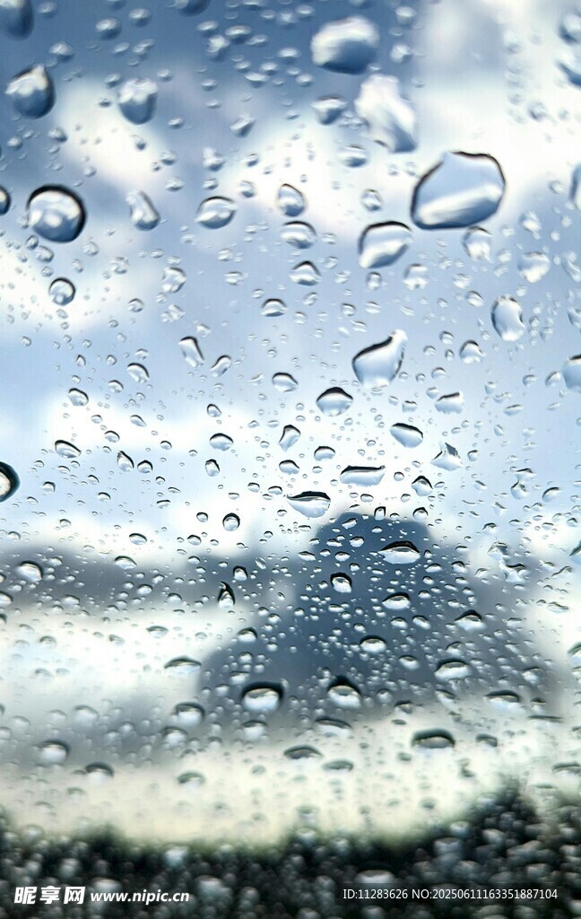 车窗上的晶莹雨滴