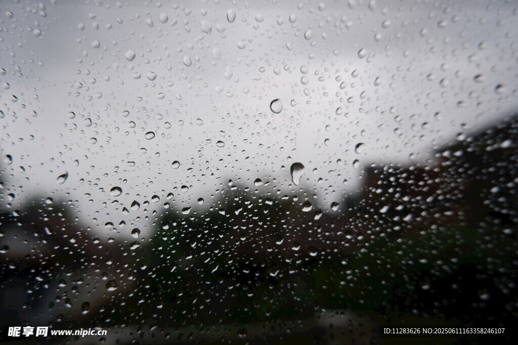车窗上的雨滴