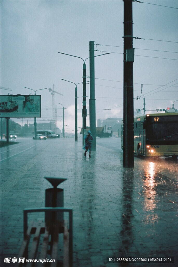 城市街道雨景