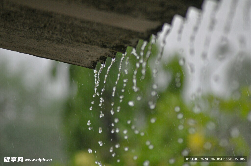 屋檐雨滴