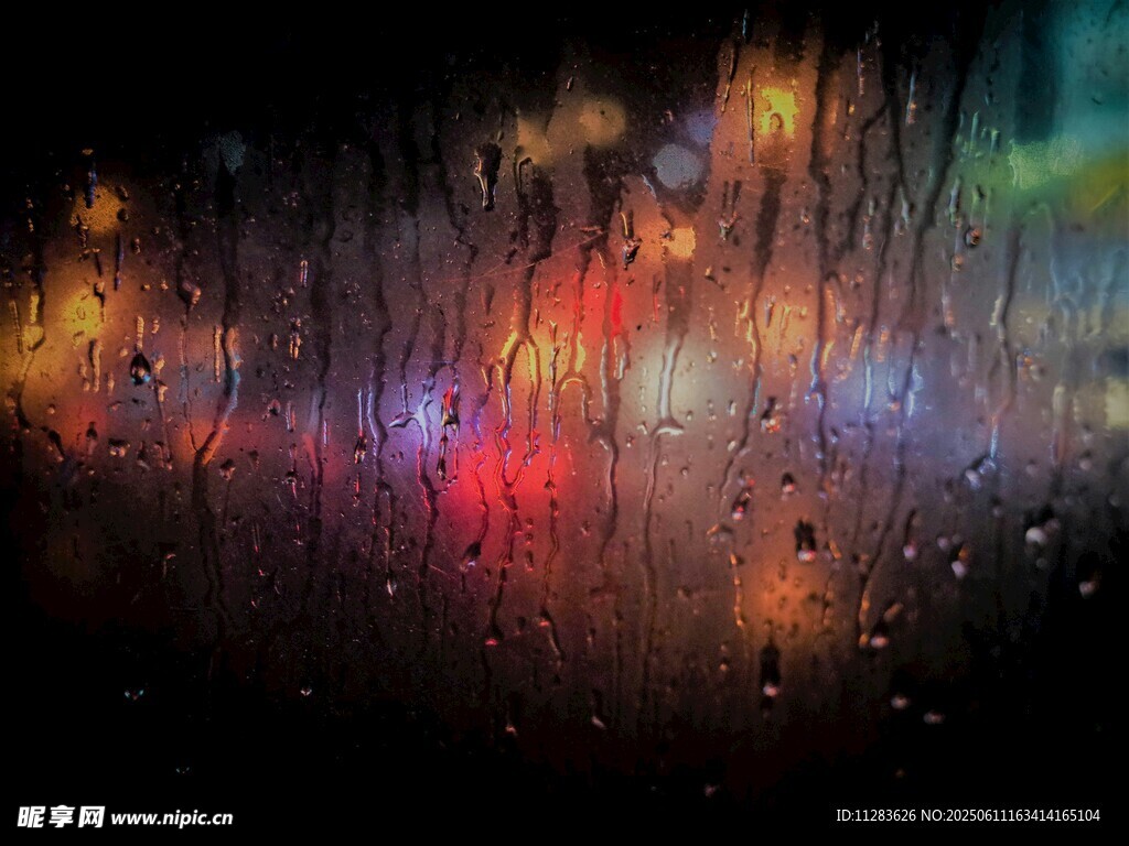雨夜车窗上的斑斓光影