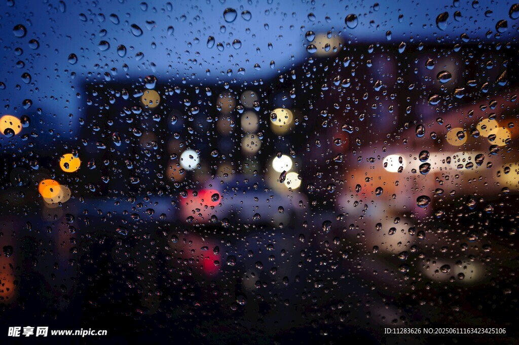 雨夜车窗下的城市光影