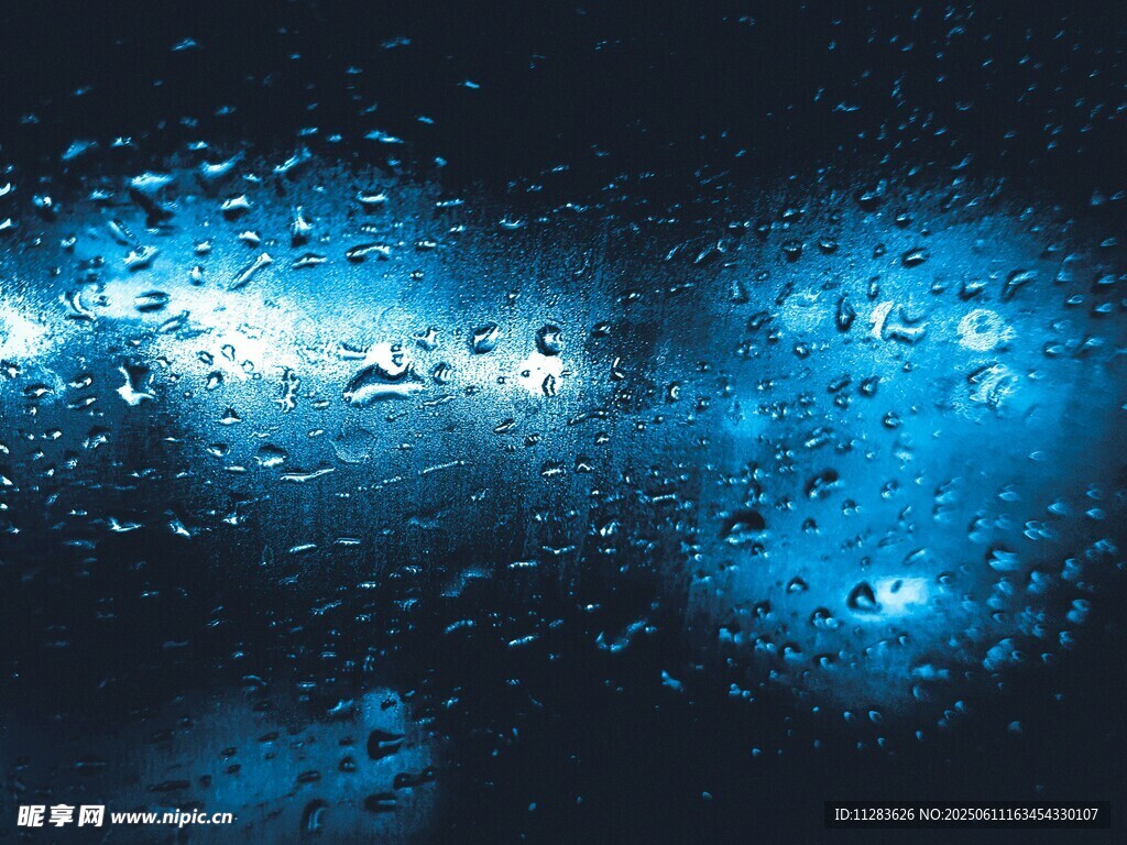 雨夜车窗上的蓝色光影