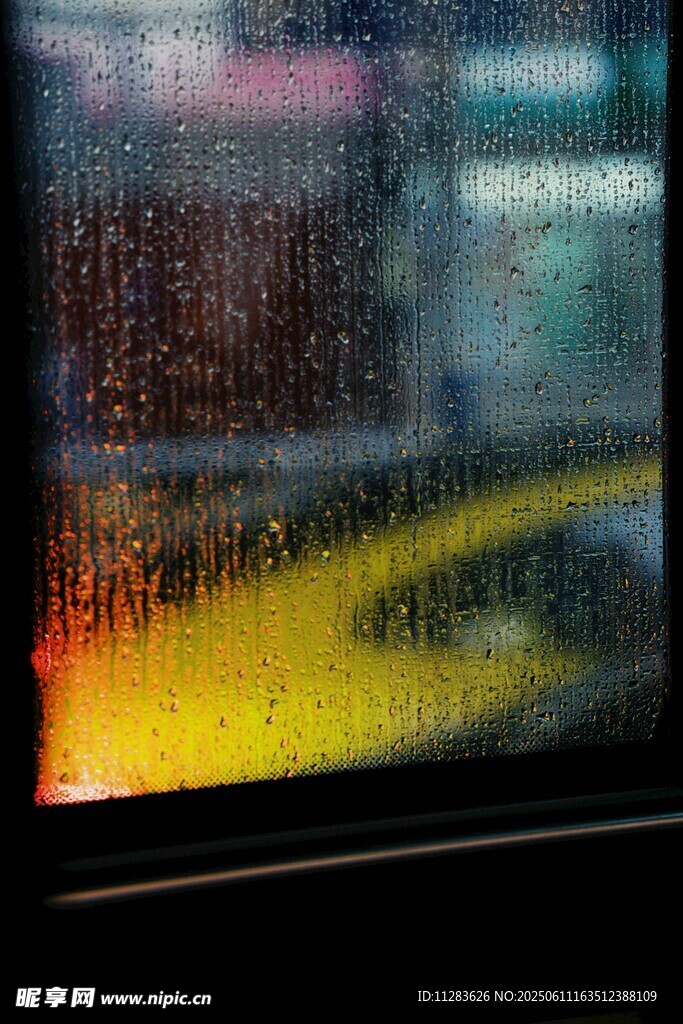雨中车窗的模糊景象