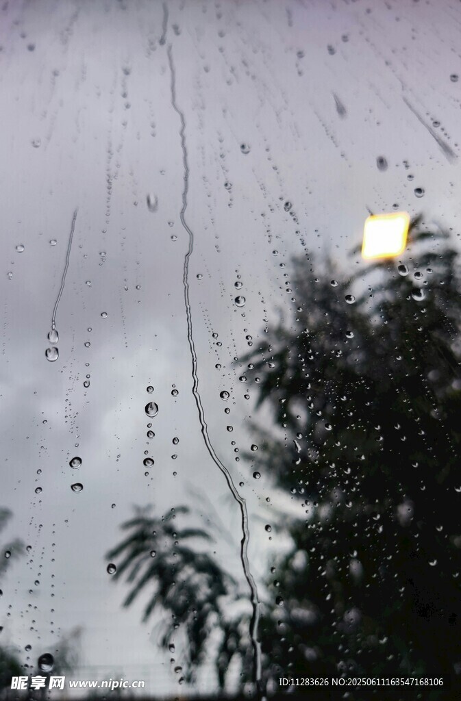 雨天玻璃上的水滴