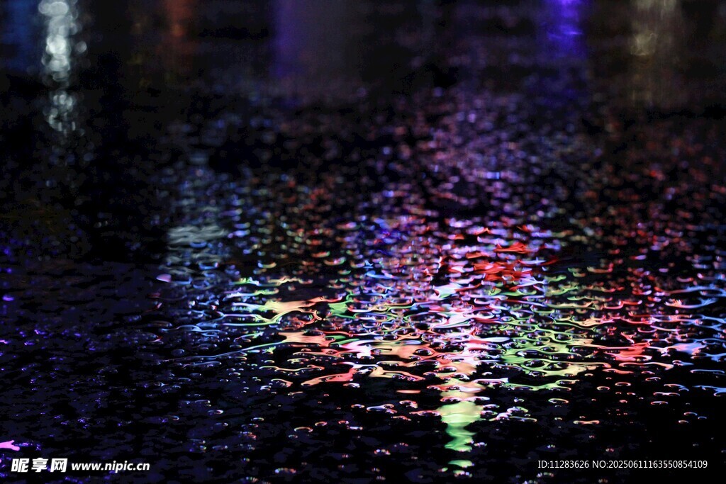 雨夜斑斓灯光地面倒影