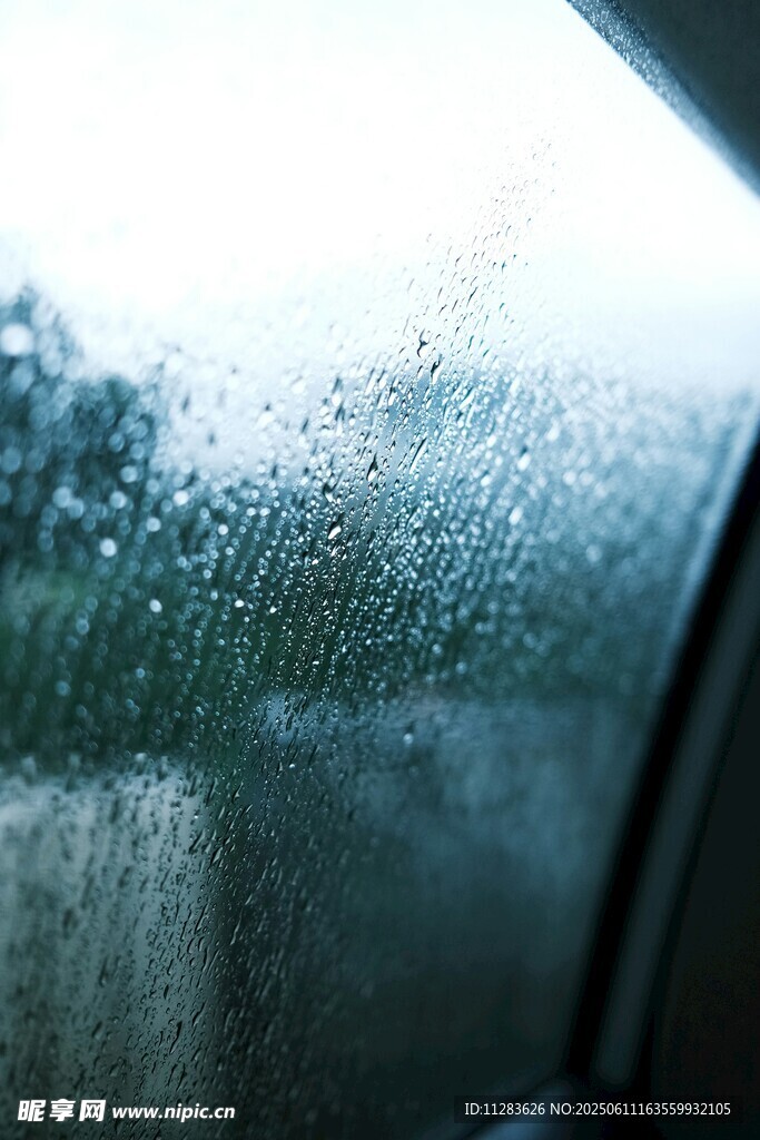 车内视角看雨中模糊车窗