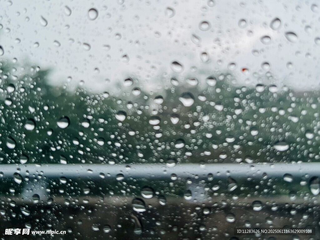 窗上雨滴朦胧景致