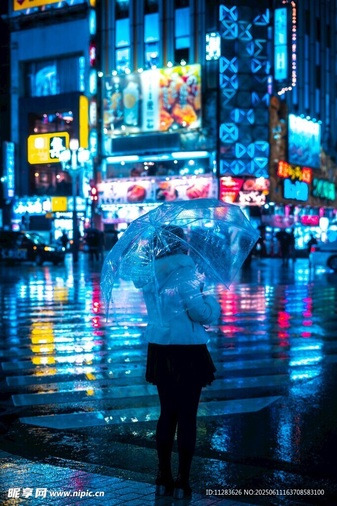 雨夜街头撑伞的孤独身影