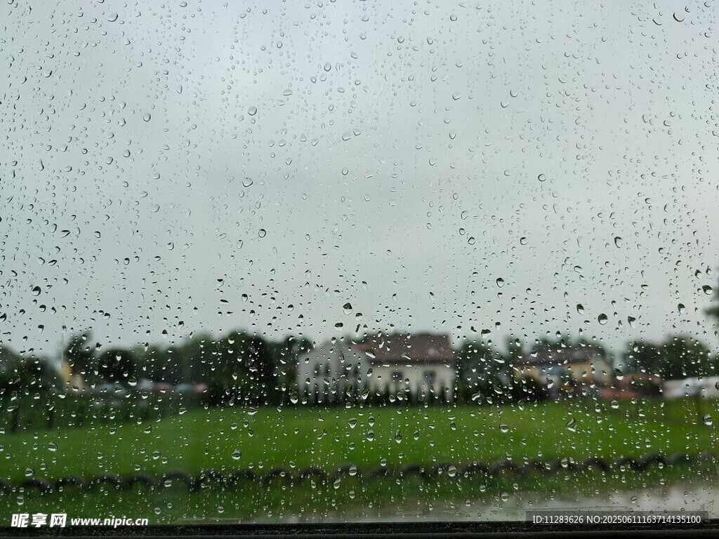 雨中车窗外的田园景色