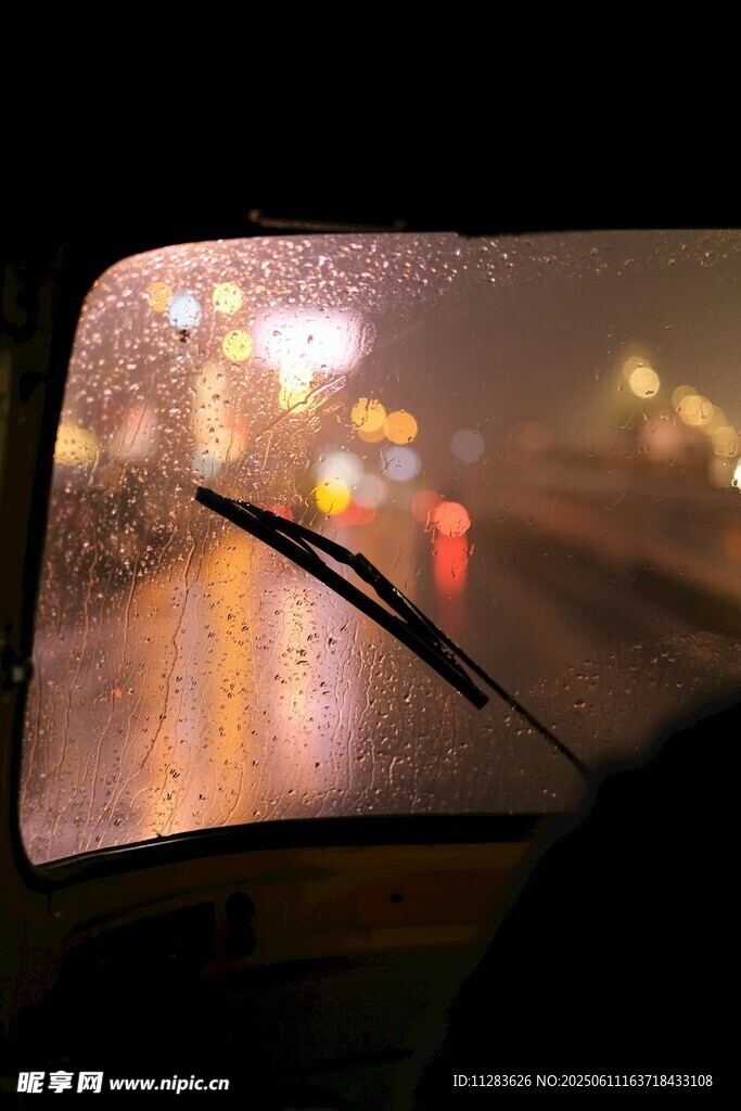 雨夜车窗