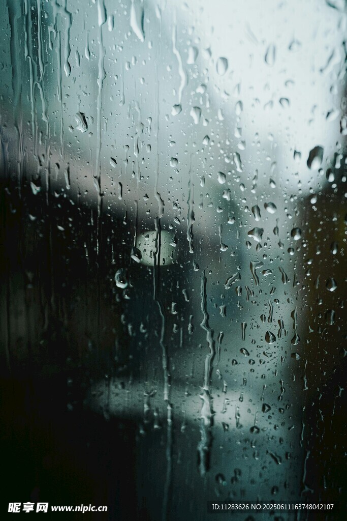 玻璃上的晶莹雨滴