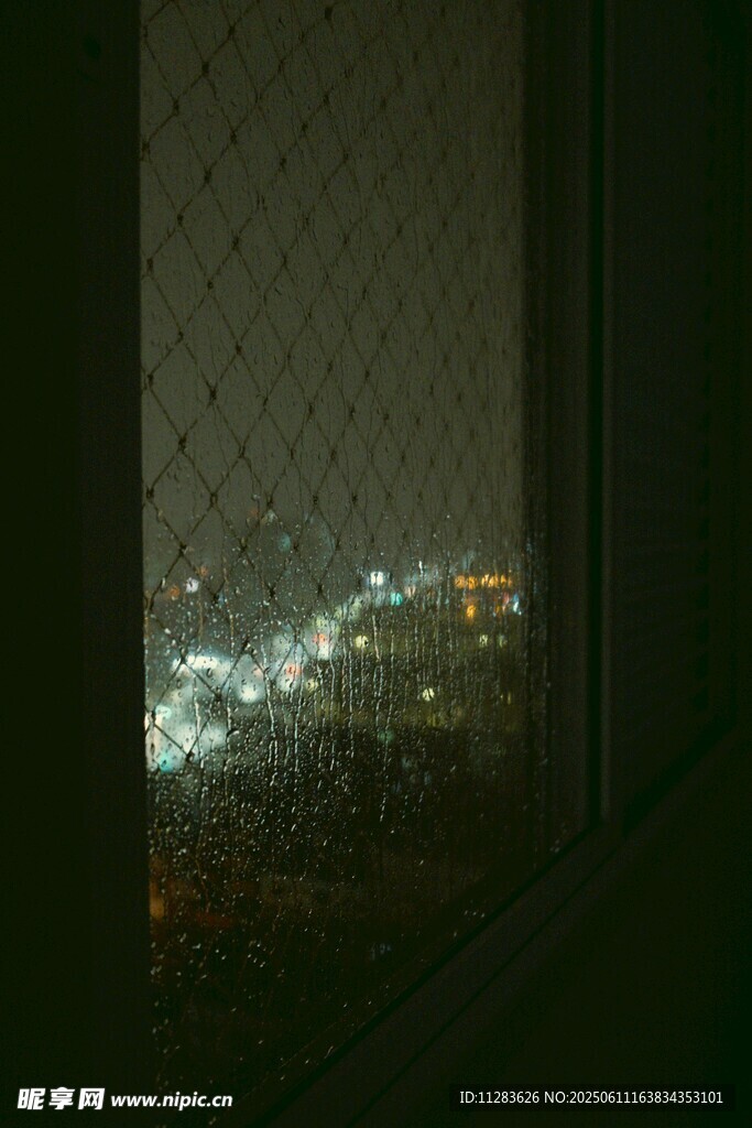 透过窗户看城市夜景
