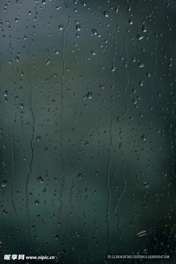 雨滴滑落的朦胧玻璃窗