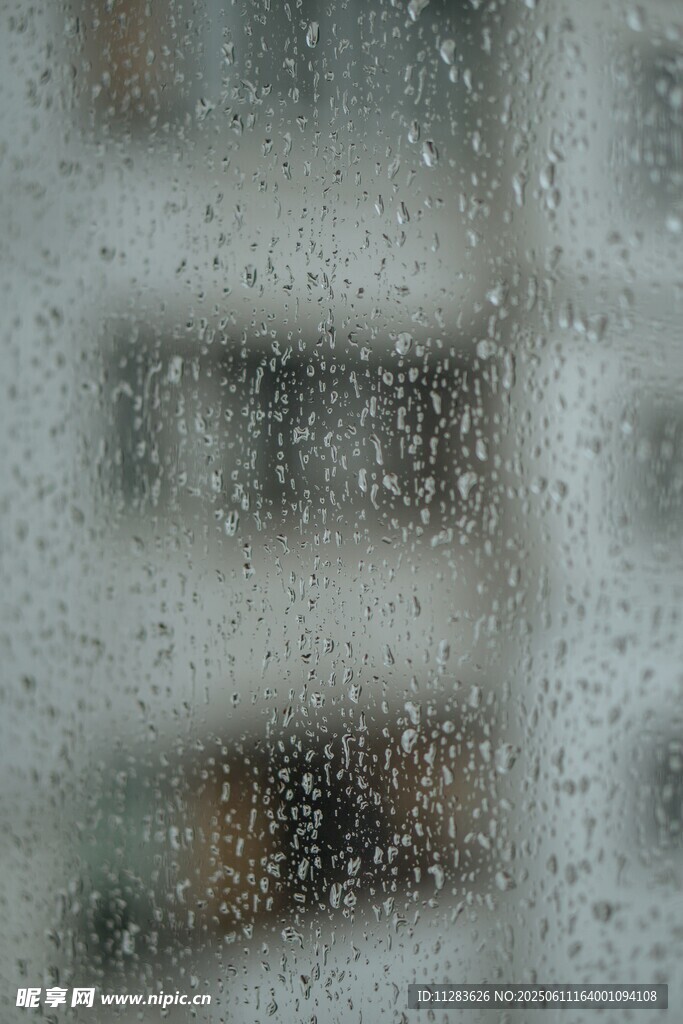 雨幕中的窗外景象