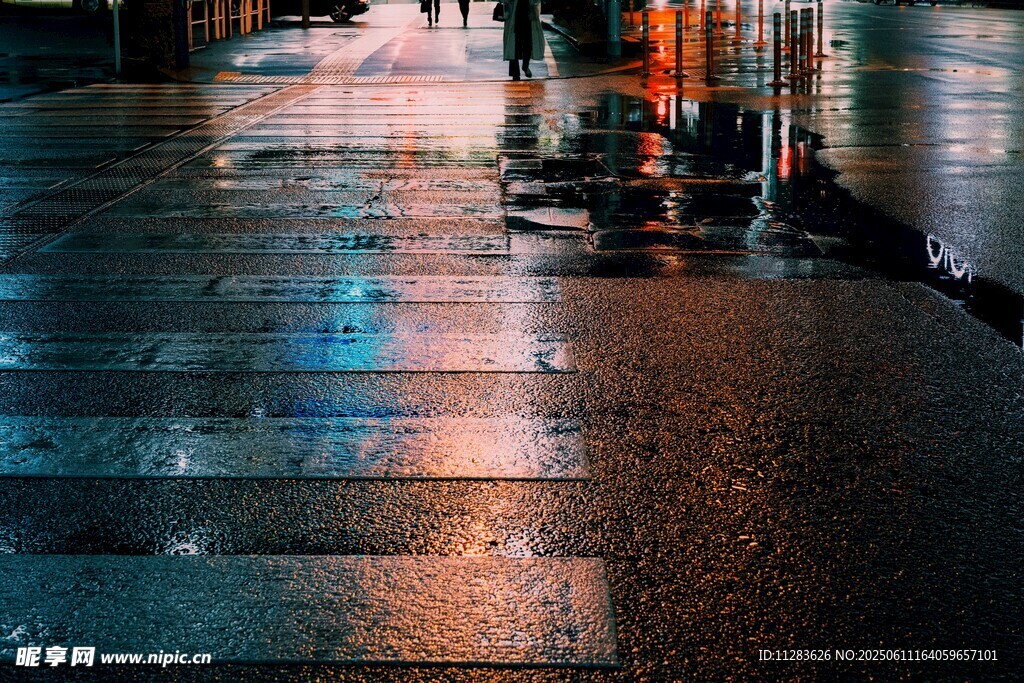 雨夜街道的斑斓光影