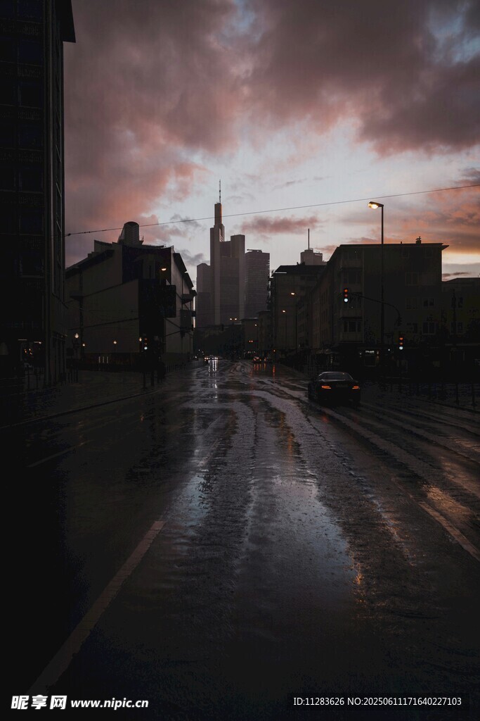 雨后城市街道的黄昏景象