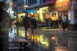 雨夜街头行人的朦胧景象