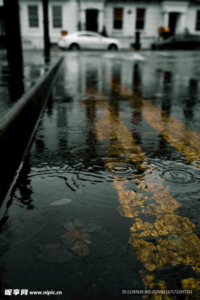 雨后街道积水倒影景象