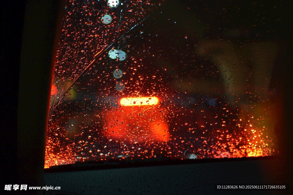 雨夜车窗上的斑斓光影