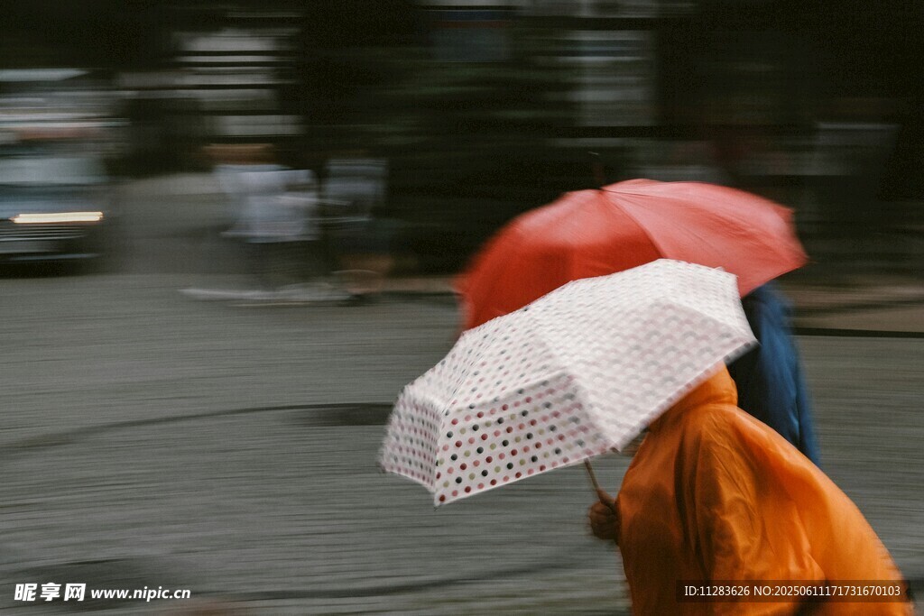 雨中行人撑伞漫步街头