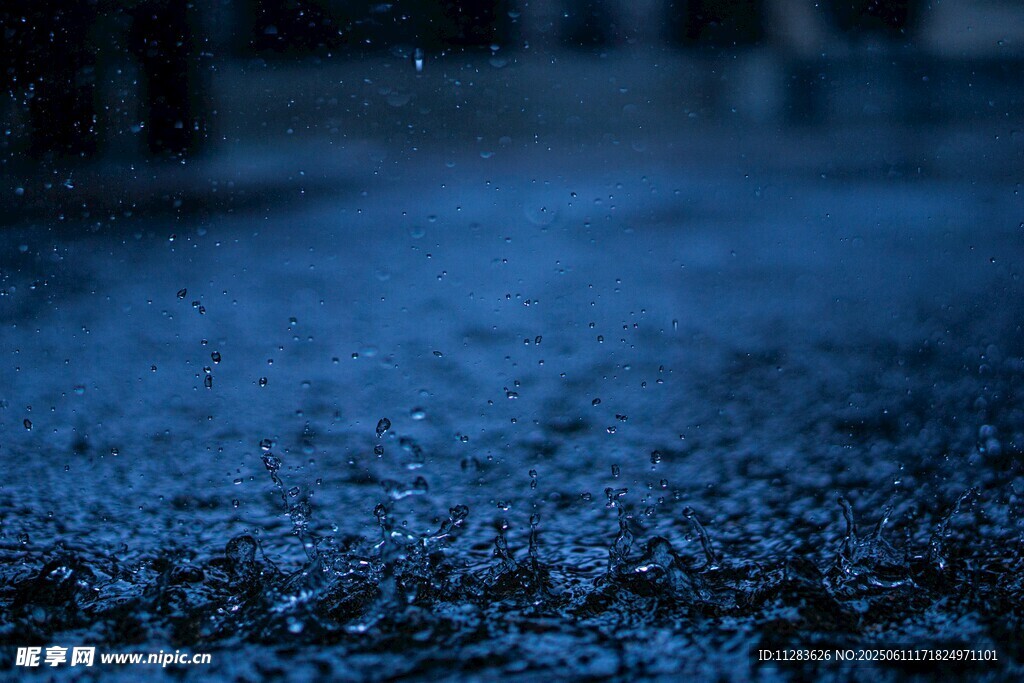雨夜地面的细密雨滴