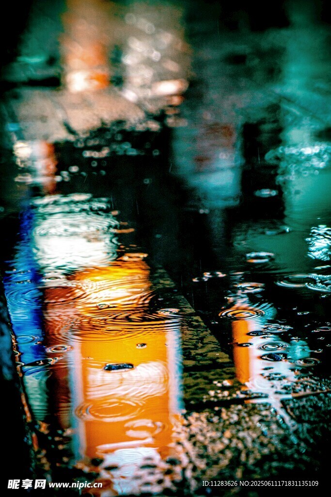 雨后城市灯光倒影美景