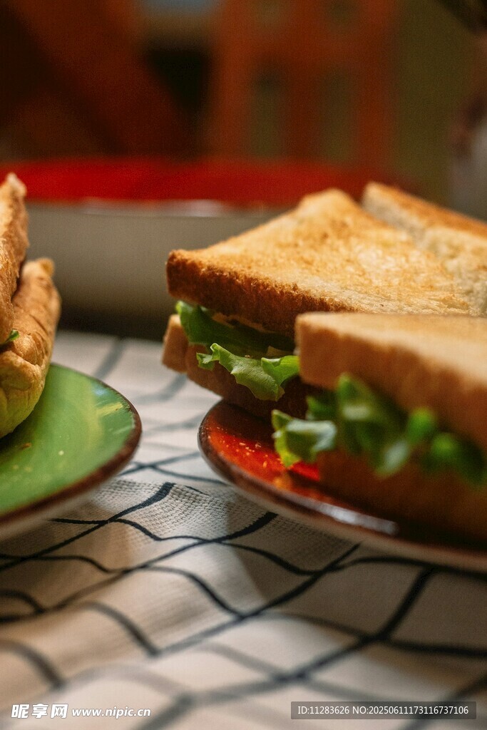 美味三明治与小食搭配