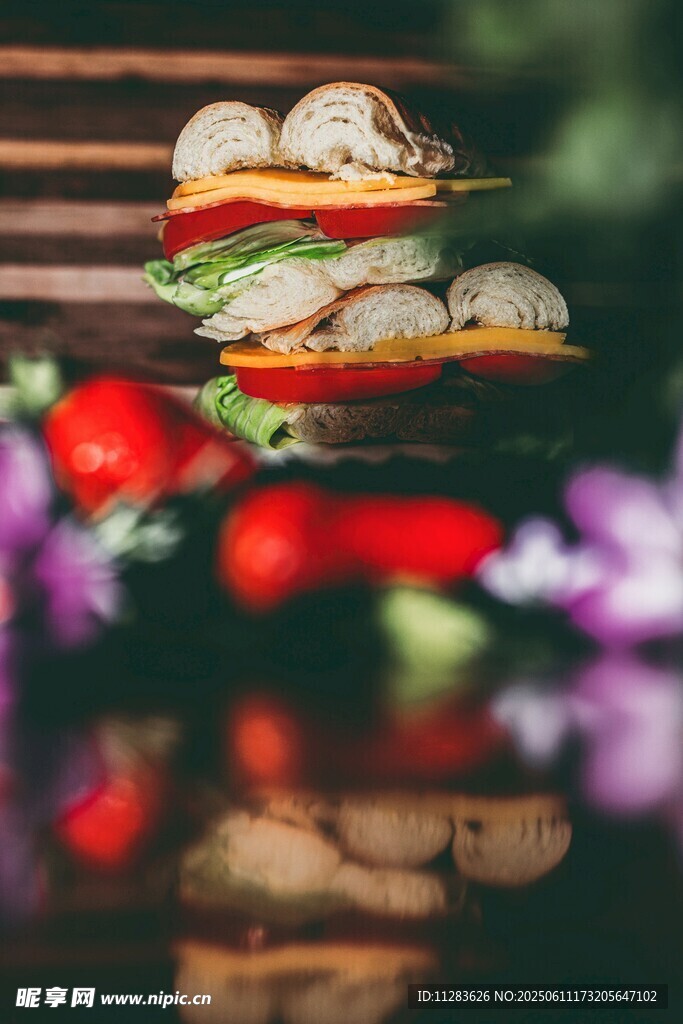 美味多彩的多层食物拼盘