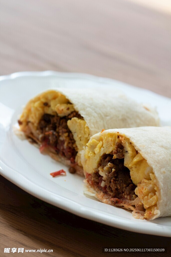 美味牛肉卷饼摆于白盘
