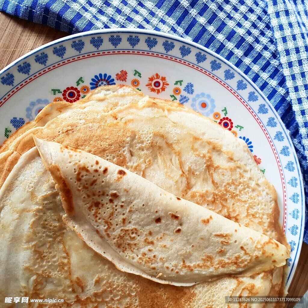 美味家常煎饼摆于花盘