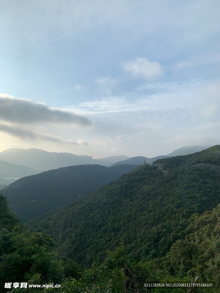 山峦叠翠间的绿意风光