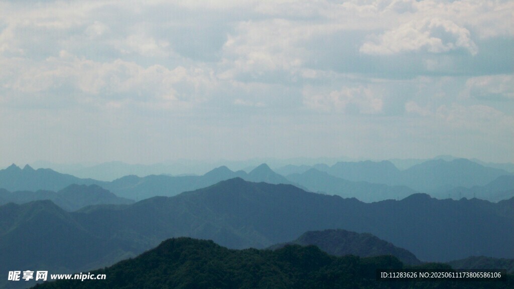 连绵山峦