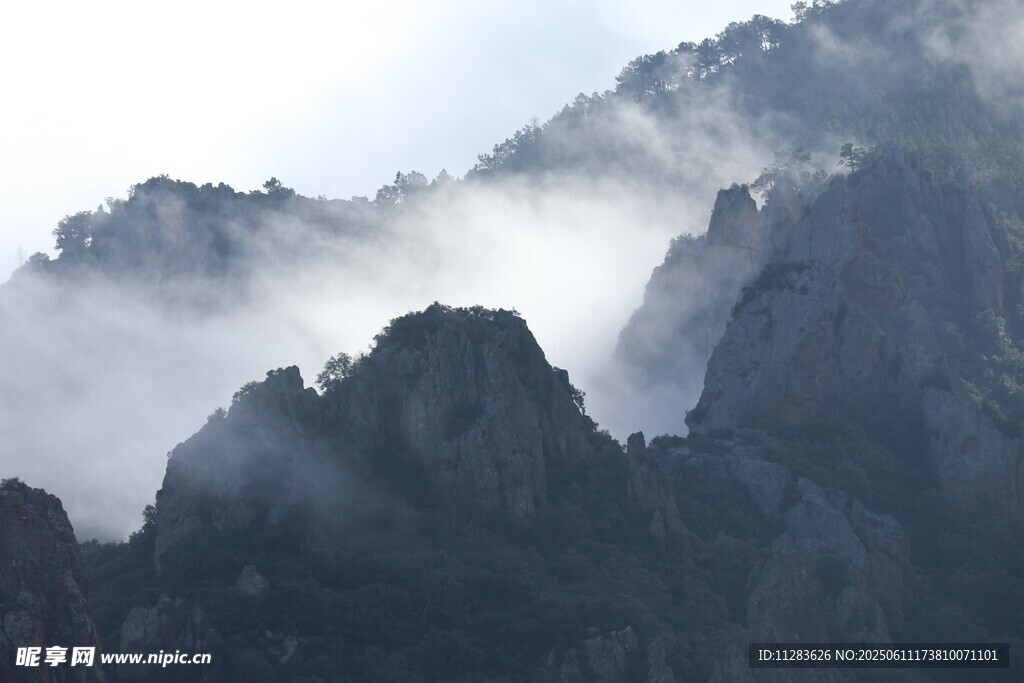 云雾缭绕的壮丽山峰