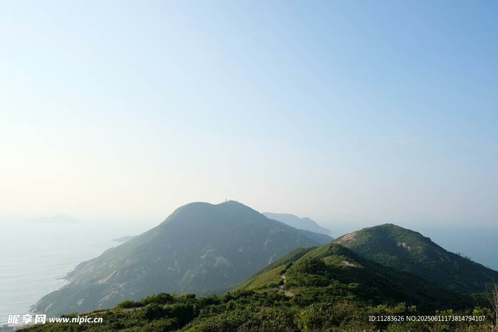 青山蓝天间的秀丽山景