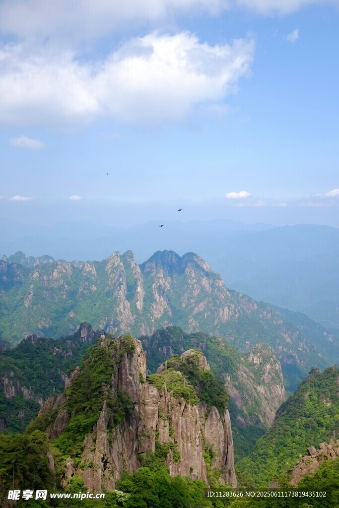 壮丽山景与辽阔蓝天