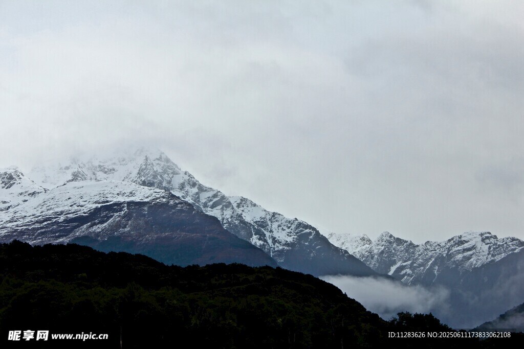 云雾缭绕的壮丽雪山
