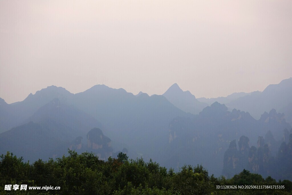 山峦叠翠间的朦胧景致