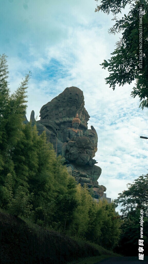 奇峰耸立在葱郁山林间