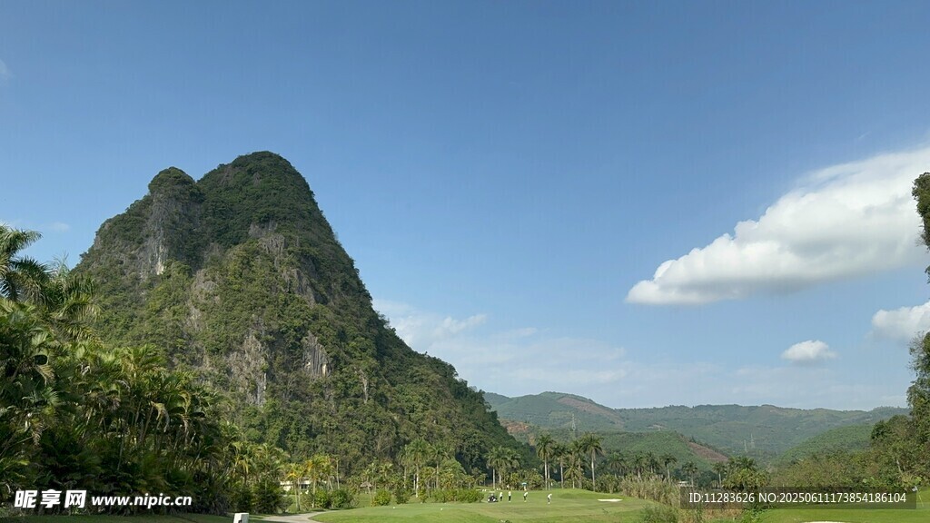 秀丽山峦与蓝天绿树美景