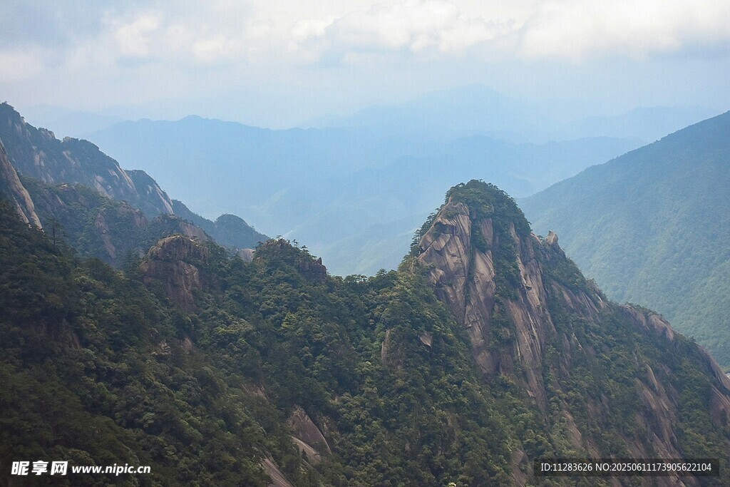 壮丽山峰景色
