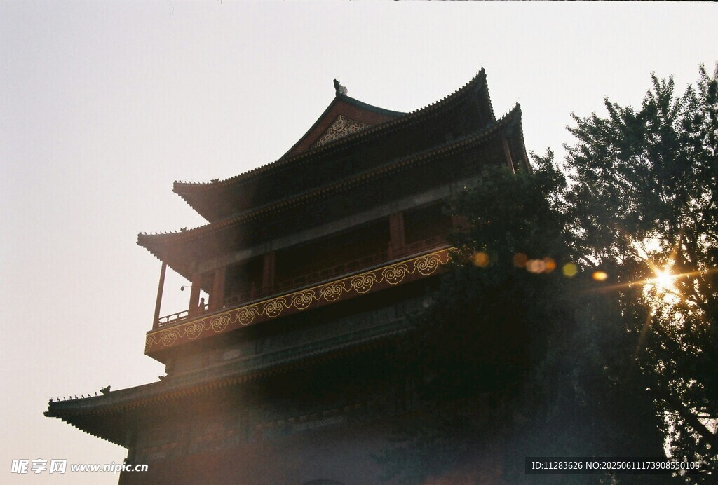 夕阳下的中式古建筑