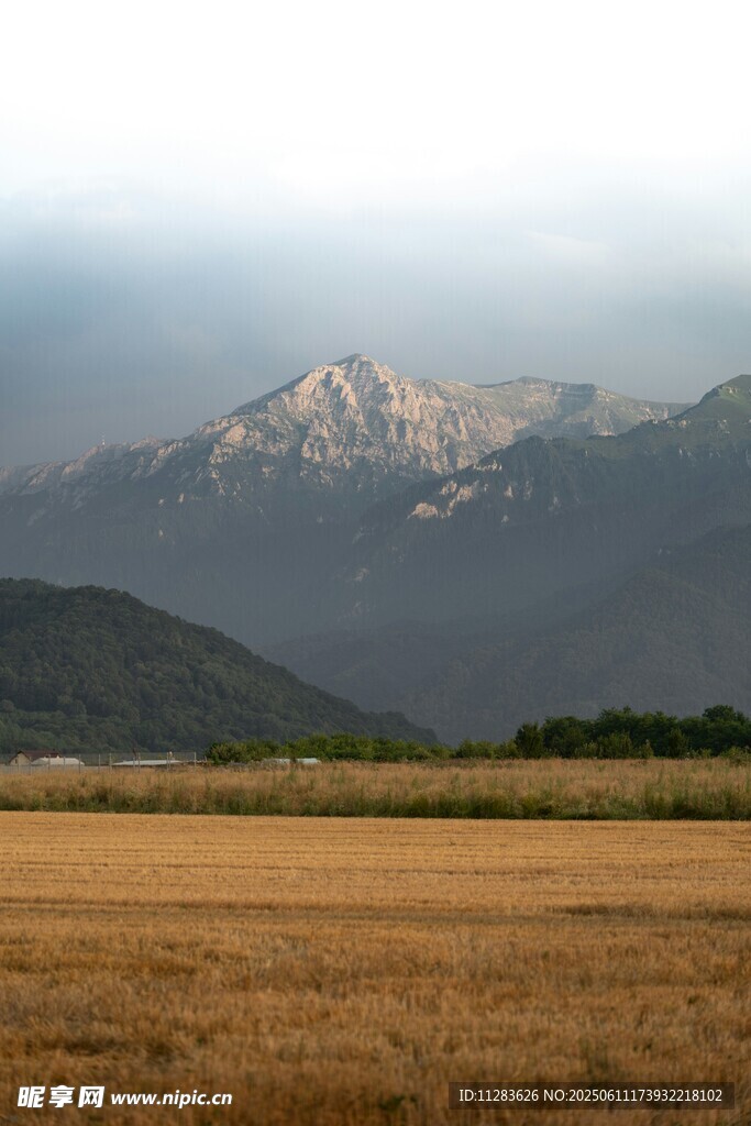 田野尽头的壮丽山峦