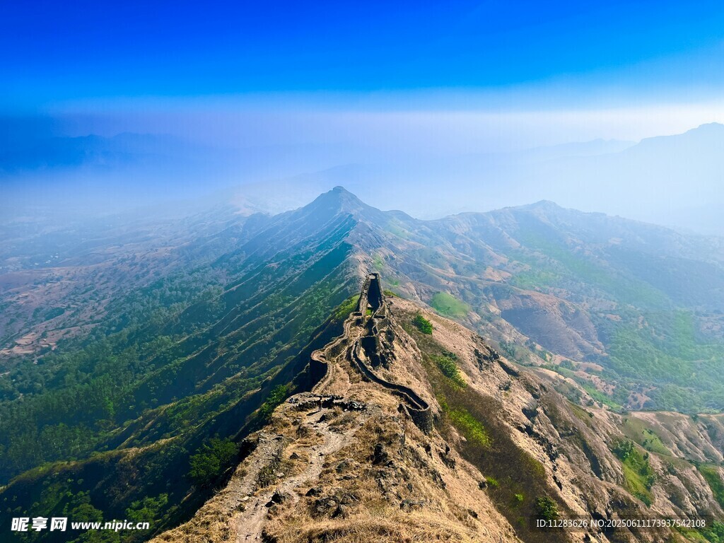 登顶高峰俯瞰壮丽美景
