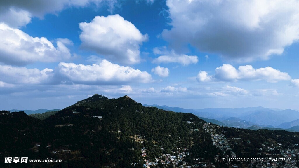 蓝天白云下的山峦美景